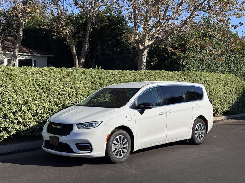 2024 Chrysler Pacifica Plug-In Hybrid Select  