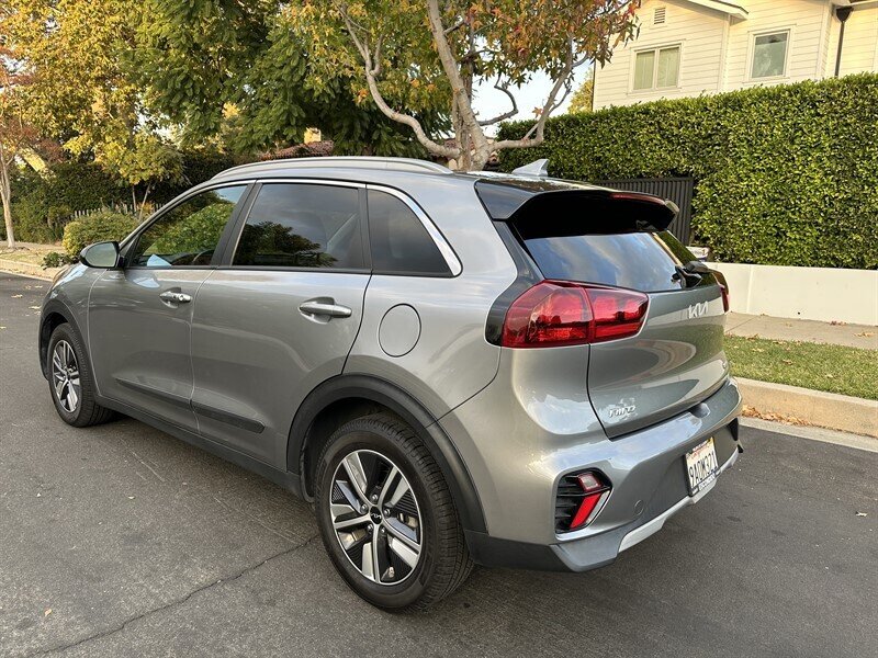 2022 Kia Niro LXS photo 3