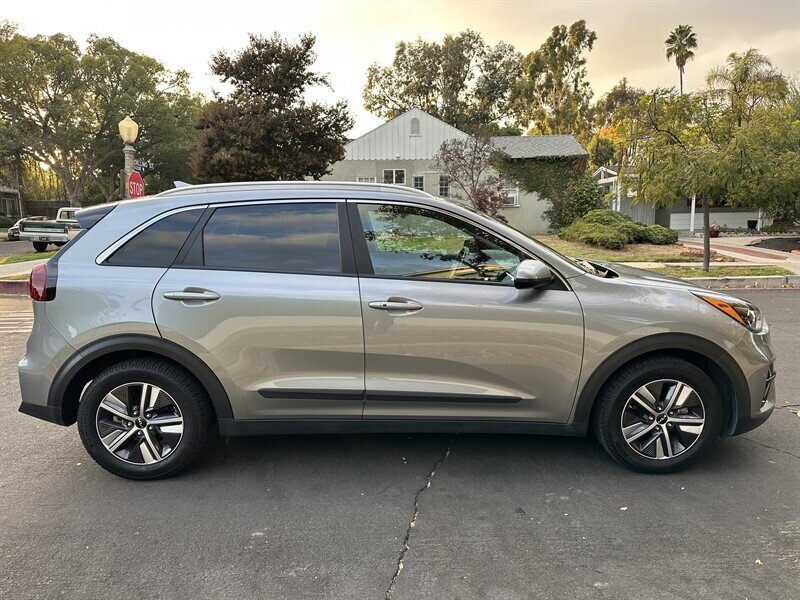 2022 Kia Niro LXS photo 6