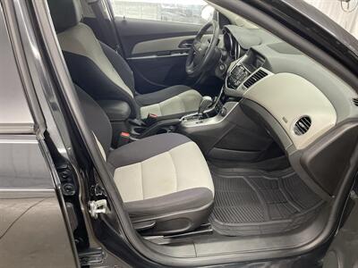2015 Chevrolet Cruze LS Auto   - Photo 7 - Monticello, IN 47960