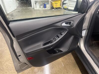 2015 Ford Focus SE   - Photo 5 - Monticello, IN 47960