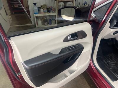 2018 Chrysler Pacifica Touring L   - Photo 5 - Monticello, IN 47960