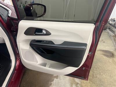 2018 Chrysler Pacifica Touring L   - Photo 9 - Monticello, IN 47960