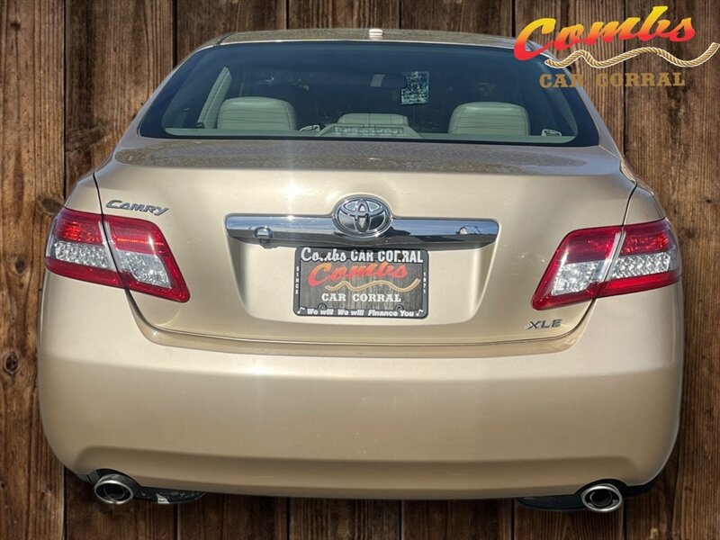 2011 Toyota Camry XLE V6 photo 2