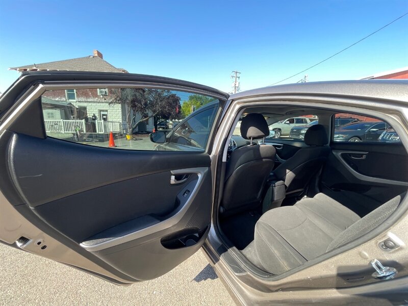 2015 Hyundai ELANTRA SE - Photo 8 - Nampa, ID 83651