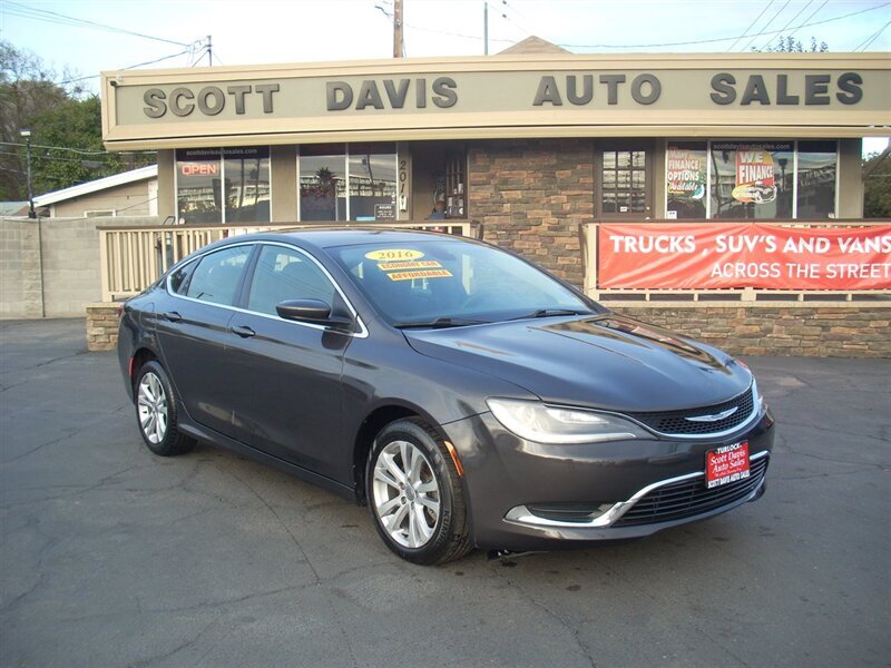 Chrysler 200's photo