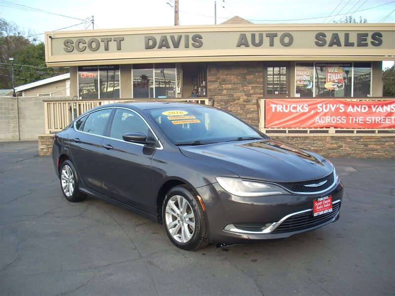 2016 Chrysler 200 Limited photo 8