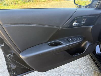2015 Honda Accord Sport   - Photo 17 - Pittsburgh, PA 15226