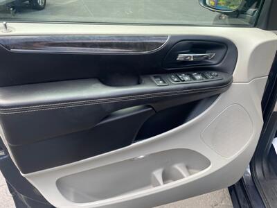 2013 Chrysler Town & Country Touring   - Photo 14 - Pittsburgh, PA 15226