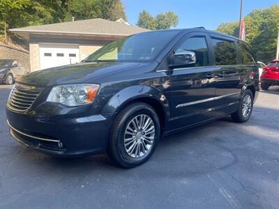 2014 Chrysler Town & Country Touring-L   - Photo 1 - Pittsburgh, PA 15226