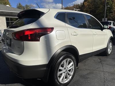 2017 Nissan Rogue Sport S   - Photo 5 - Pittsburgh, PA 15226