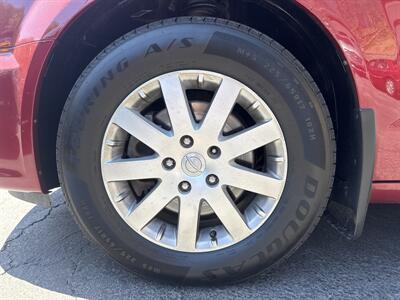 2012 Chrysler Town & Country Touring-L   - Photo 7 - Pittsburgh, PA 15226