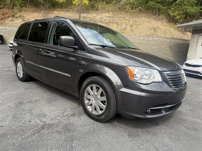 2015 Chrysler Town & Country Touring   - Photo 3 - Pittsburgh, PA 15226