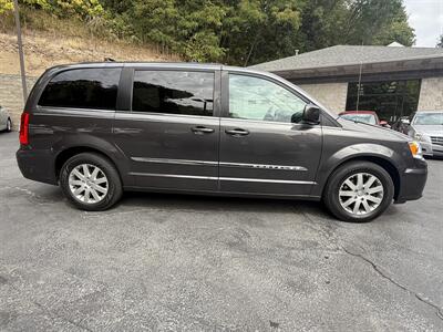 2015 Chrysler Town & Country Touring   - Photo 2 - Pittsburgh, PA 15226