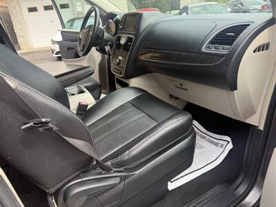2015 Chrysler Town & Country Touring   - Photo 23 - Pittsburgh, PA 15226