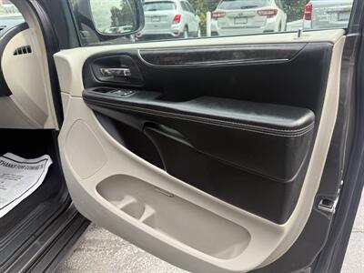 2015 Chrysler Town & Country Touring   - Photo 22 - Pittsburgh, PA 15226