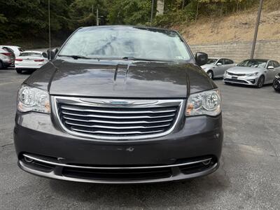 2015 Chrysler Town & Country Touring   - Photo 4 - Pittsburgh, PA 15226