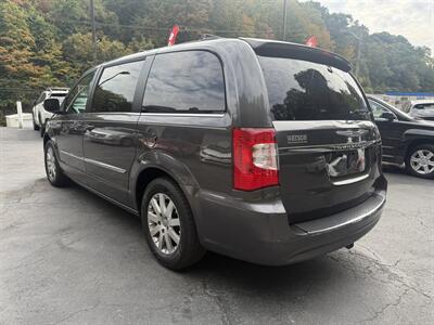 2015 Chrysler Town & Country Touring   - Photo 7 - Pittsburgh, PA 15226