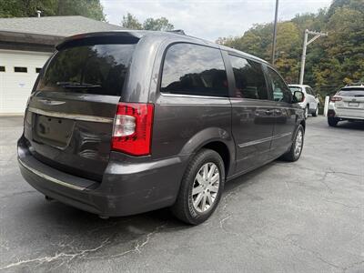 2015 Chrysler Town & Country Touring   - Photo 6 - Pittsburgh, PA 15226