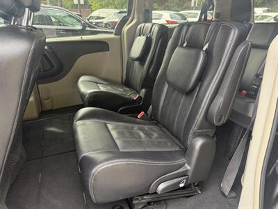 2015 Chrysler Town & Country Touring   - Photo 25 - Pittsburgh, PA 15226