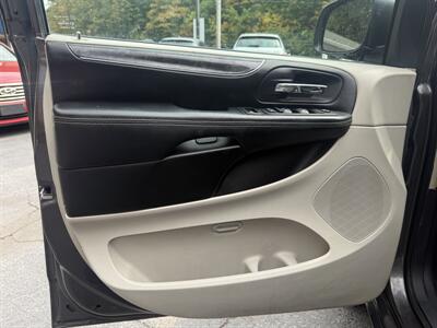 2015 Chrysler Town & Country Touring   - Photo 13 - Pittsburgh, PA 15226