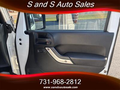 2015 Jeep Wrangler Unlimited Sahara   - Photo 28 - Lexington, TN 38351