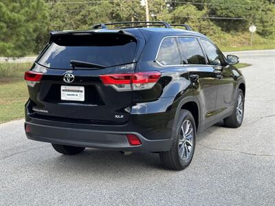 2019 Toyota Highlander XLE   - Photo 4 - Loganville, GA 30052