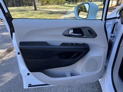 2021 Chrysler Pacifica Touring L   - Photo 8 - Loganville, GA 30052