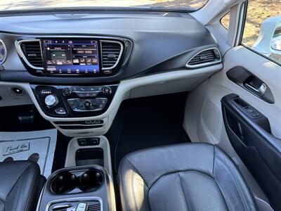 2021 Chrysler Pacifica Touring L   - Photo 15 - Loganville, GA 30052