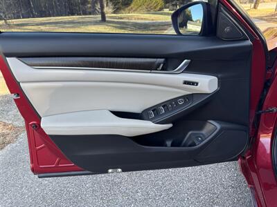 2018 Honda Accord Touring   - Photo 8 - Loganville, GA 30052