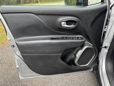 2019 Jeep Renegade Limited   - Photo 8 - Loganville, GA 30052
