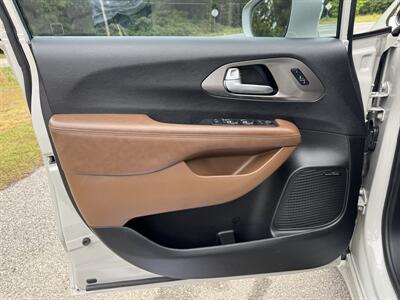 2017 Chrysler Pacifica Limited - Photo 8 - Loganville, GA 30052