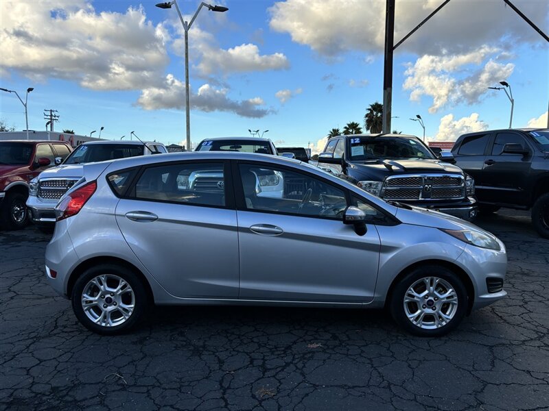 2015 Ford Fiesta SE photo 2