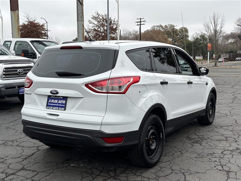 2016 Ford Escape S photo 2