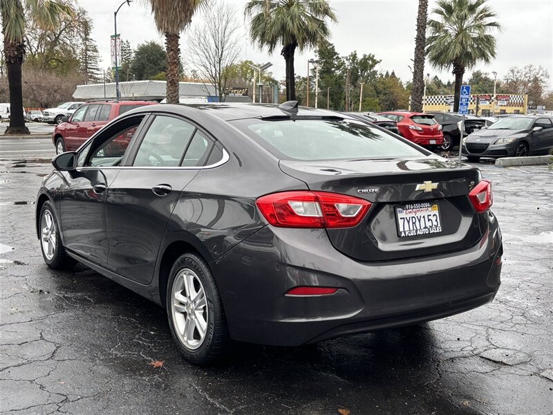 2017 Chevrolet Cruze LT photo 4