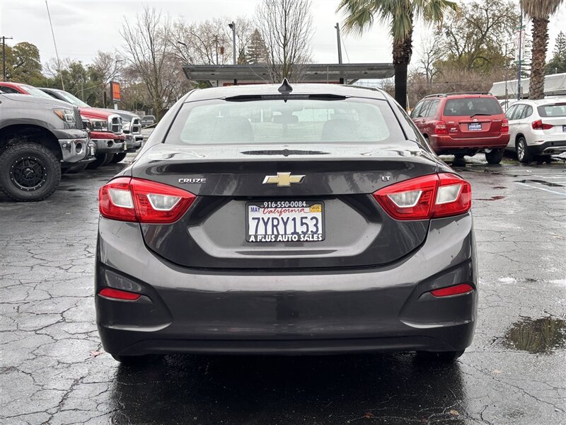 2017 Chevrolet Cruze LT photo 3