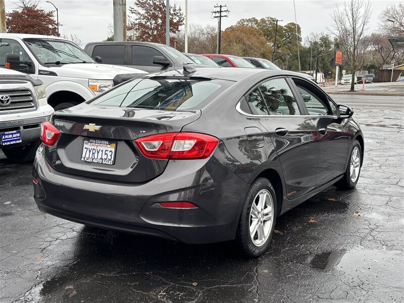 2017 Chevrolet Cruze LT photo 2