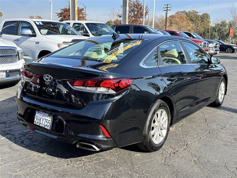 2019 Hyundai Sonata SE photo 2