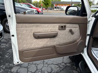 2000 Toyota Tacoma   - Photo 8 - Sacramento, CA 95821