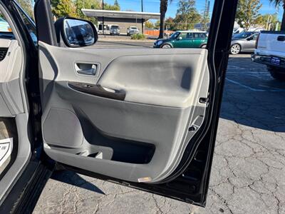 2017 Toyota Sienna XLE 7-Passenger - Photo 12 - Sacramento, CA 95821