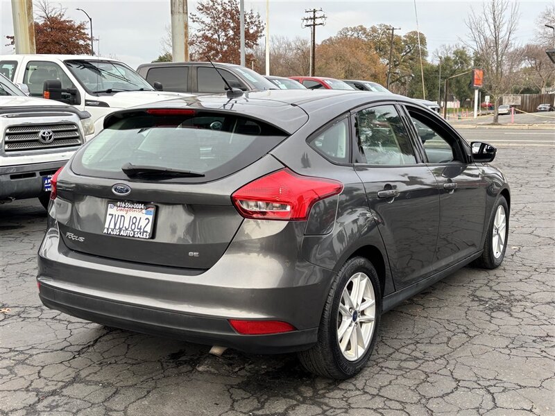 2016 Ford Focus SE photo 2