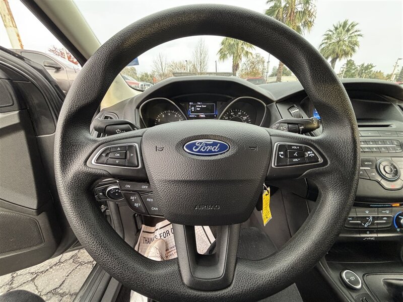 2016 Ford Focus SE photo 17