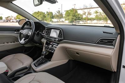 2020 Hyundai ELANTRA Limited   - Photo 12 - Dallas, TX 75220