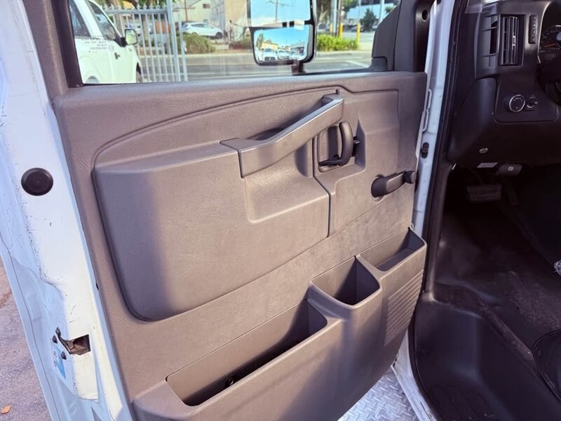 2016 CHEVROLET EXPRESS G4500 - Photo 10 - Burbank, CA 91505
