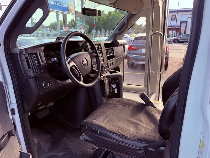 2016 CHEVROLET EXPRESS G4500 - Photo 11 - Burbank, CA 91505