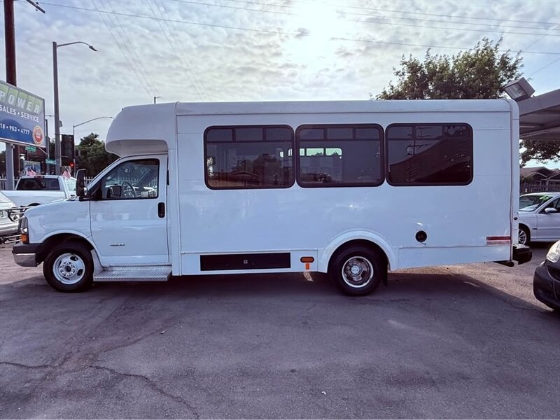 2016 CHEVROLET EXPRESS G4500 - Photo 4 - Burbank, CA 91505