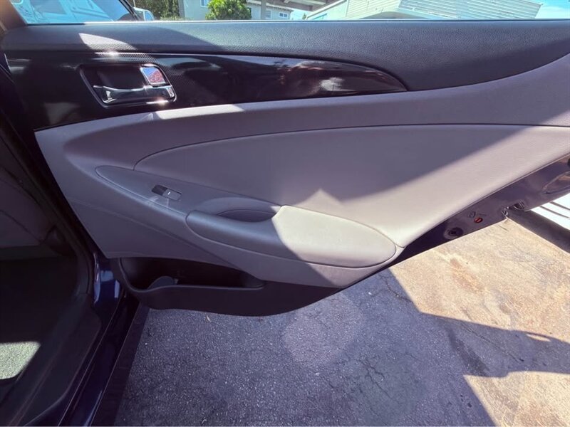 2014 Hyundai SONATA SE - Photo 19 - Burbank, CA 91505