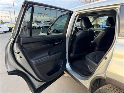 2021 Toyota Highlander XLE   - Photo 8 - North Logan, UT 84341
