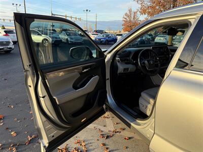 2020 Toyota Highlander Hybrid Limited   - Photo 11 - North Logan, UT 84341