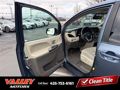 2017 Toyota Sienna LE 8-Passenger   - Photo 10 - North Logan, UT 84341